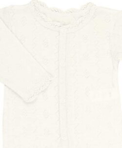 Søt basic ull/silke heldrakt fra Joha med blonder og hullmønster (pointelle) i ullstoffet i en myk og lett kvalitet av 85% merinoull og 15% silke. Ullens temperatur regulerende egenskaper gjør at den varmer når det er kaldt og svaler når det er varmt. Fin å bruke hele året rundt. Sertifiseringer: OEKO-TEX® Standard 100 & Woolmark Wool Rich Blend.