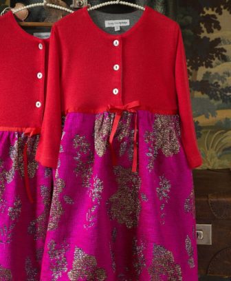 Nydelig kjole i eksklusiv rosa brokade med gull og foret liv i tynn ull jersey (60% wool, 40% polyester). Kjolen har fint pyntebånd i livet.  Dress No.1. er en av klassikerne til den kjente danske designeren Christina Rohde. Den ble første gang lansert i 1993. I samarbeid med Christina Rohde relanserer vi kjolen denne sesongen og den fås kun hos ColorWool i fire varianter og i et begrenset antall. En eksklusiv kjole som venter på spennende eventyr med sin rette eier.