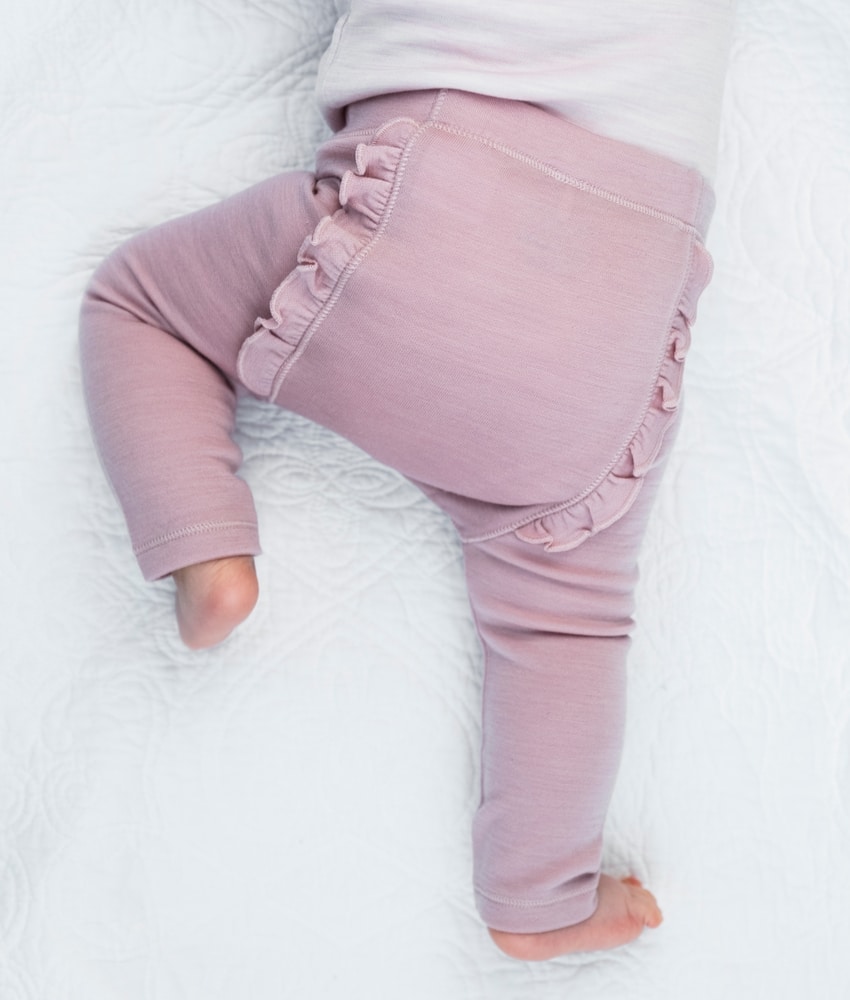 Hust&Claire ullbukse med søte rysjer dus rosa | colorwool.no Hust&Claire ullbukse med søte rysjer dus rosa | colorwool.no