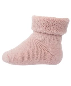 Ullfrotté sokkene fra mp Denmark er perfekt til nye verdensborgere. Disse sitter virkelig godt på en liten fot og de er laget av en tykkere ullfrotté kvalitet som varmer godt. Laget av 80% superwash ull, 17% polyamid og 3% elastan. Vaskes på ullprogram i vaskemaskinen med vaskemiddel for ull/silke. Det anbefales å vaske sokkene på vrangen, så holder de seg fine lengre.