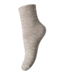 Ullfrotté sokk fra mp Denmark som sitter godt rundt ankelen og varmer godt. Dette er en perfekt støvelsokk, ikke er for tykk eller for tynn. 80% superwash ull, 17% polyamid og 3% elastan. Vaskes på ullprogram i vaskemaskinen med vaskemiddel for ull/silke. Det anbefales å vaske sokkene på vrangen, så holder de seg fine lengre.