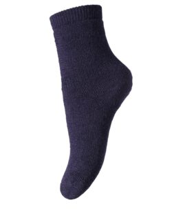 Ullfrotté sokk fra mp Denmark som sitter godt rundt ankelen og varmer godt. Dette er en perfekt støvelsokk, ikke er for tykk eller for tynn. 80% superwash ull, 17% polyamid og 3% elastan. Vaskes på ullprogram i vaskemaskinen med vaskemiddel for ull/silke. Det anbefales å vaske sokkene på vrangen, så holder de seg fine lengre.