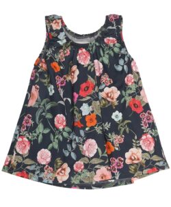 Søt kjole i eksklusiv bomulls sateng fra danske Christina Rohde. Kjolen er foret med tynn ull jersey (60% ull, 35% polyester og 5% elastan). Når den lille vokser kan kjolen bli til en tunika. Christina Rohde har spesiallaget denne kjolen for ColorWool.