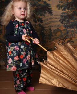 Søt kjole i eksklusiv bomulls sateng fra danske Christina Rohde. Kjolen er foret med tynn ull jersey (60% ull, 35% polyester og 5% elastan). Når den lille vokser kan kjolen bli til en tunika. Christina Rohde har spesiallaget denne kjolen for ColorWool.