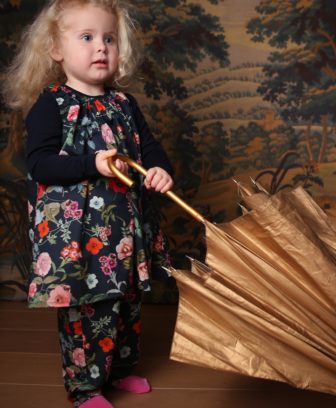Søt kjole i eksklusiv bomulls sateng fra danske Christina Rohde. Kjolen er foret med tynn ull jersey (60% ull, 35% polyester og 5% elastan). Når den lille vokser kan kjolen bli til en tunika. Christina Rohde har spesiallaget denne kjolen for ColorWool.