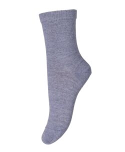 Glattstrikket sokk fra mp Denmark i ull/bomull. Sokkene har super passform og strikkes med en fasthet som øker slitestyrken på hæl og tå. 50% superwash ull, 30% bomull, 17% polyamid og 3% elastan. Vaskes på ullprogram i vaskemaskinen med vaskemiddel for ull/silke. Det anbefales å vaske sokkene på vrangen, så holder de seg fine lengre.