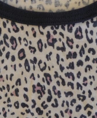 I samarbeid med Claire Woman har vi fått laget denne fine genseren i ull/silke med mini leopard mønster. Dette er en ekstra fin ullkvalitet laget av 90% myk merinoull og 10% silke som føles helt silkemykt mot kroppen og nupper ikke. Det finnes longs til for å få et helt sett. Claire Woman er kjent for sin høye kvalitet og ansvarlige produksjon i alle ledd. Twinning: Genseren er i samme kvalitet og mønster som body, heldrakt, longs og genser til baby og barn fra Hust&Claire.