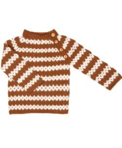 Nydelig håndstrikket genser i 100% alpakkaull fra HUTTEliHUT med treknapper og mønster i oak og offwhite. Genseren er håndstrikket av kvinner i Bolivia etter fair trade prinsippene slik at kvinnene får ordentlig betalt og kan ta seg av sine familier. Dette er en genser til å bli glad i og som fint kan gå i arv. Alpakkaull er kjent for å være ekstra varmt, sterkt og mykt. Alpakkaull inneholder ikke lanolin. Genseren vaskes fint på 30 grader ullprogram i vaskemaskinen med vaskemiddel for ull/silke.