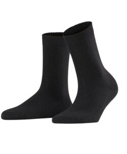 Falke cosy wool sokker i en varm og myk blanding med ull og cashmere. Disse sokkene er ikke for tykke eller tynne i en super kvalitet som varmer og holder seg fine lenge. Laget av 30% ull, 27% viskose, 26% polyamid og 17% kashmir. Vaskes fint på ullprogram i vaskemaskin med vaskemiddel for ull/silke.