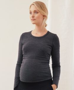 Myk og varm kvalitets genser fra BOOB laget av 94% økologisk merinoull og 6% elastane. Denne genseren har en fantastisk passform som gjør at den kan brukes både før, under og etter graviditeten. Genseren har den patenterte åpningen som gjør at det er lett å amme den lille uten å måtte kle av seg eller fryse. Genseren har også praktisk hull til tommelen. Kan vaskes på ullprogram 30 grader i maskin med vaskemiddel for ull/silke.  Ullen BOOB bruker er mulesingfri og både GOTS- og STANDARD 100 by OEKO-TEX® sertifisert. 