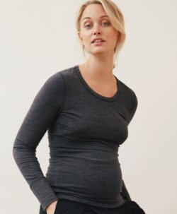 Myk og varm kvalitets genser fra BOOB laget av 94% økologisk merinoull og 6% elastane. Denne genseren har en fantastisk passform som gjør at den kan brukes både før, under og etter graviditeten. Genseren har den patenterte åpningen som gjør at det er lett å amme den lille uten å måtte kle av seg eller fryse. Genseren har også praktisk hull til tommelen. Kan vaskes på ullprogram 30 grader i maskin med vaskemiddel for ull/silke.  Ullen BOOB bruker er mulesingfri og både GOTS- og STANDARD 100 by OEKO-TEX® sertifisert. 