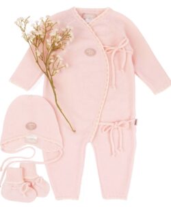 Nydelig hentesett til baby for en varm og myk start. Settet består av sparkedress, lue og tøfler i 100% merinoull. Ullplaggene er strikket helt uten sømmer og har vakre detaljer. Settet kommer i en fin gaveeske. Sertifisert med Woolmark og Standard 100 fra OEKO-TEX®. Kan maskinvaskes på 40° C ullvask.
