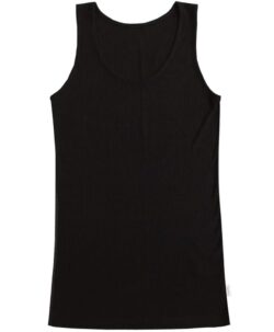 Singlet i smal ribbestrikk i 70% merinoull og 30% silke fra Joha. Kvaliteten er ekstra myk og tøyelig. Sertifisert av Woolmark og Standard 100 fra OEKO-TEX®.
