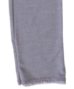 Longs i fin ull/silke fra Joha. Longsen har en liten blondekant nederst på benene. Laget av i 85% ull og 15% silke. Sertifisert av Woolmark og Standard 100 fra OEKO-TEX®.
