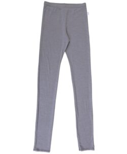 Longs i fin ull/silke fra Joha. Longsen har en liten blondekant nederst på benene. Laget av i 85% ull og 15% silke. Sertifisert av Woolmark og Standard 100 fra OEKO-TEX®.