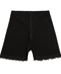 Mamelukk i smal ribbestrikk i 70% merinoull og 30% silke fra Joha. Varmer lår og rumpe godt. Søte blonder nederst. Kvaliteten er ekstra myk og tøyelig. Sertifisert av Woolmark og Standard 100 fra OEKO-TEX®.