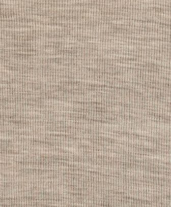 Joha ull/silke ribbestrikk. Tøyelig og god å ha på. Den fine ull/silke blandingen med 85% merinoull og 15% silke gjør at den føles ekstra myk mot huden. En super ullkvalitet fra Joha som tåler aktive små og mange vask. Sertifisert av Woolmark og Standard 100 fra OEKO-TEX®.