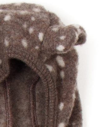 Nydelig ullfleece jakke fra danske HUTTEliHUT med praktisk glidelås og hette med to små ører. Laget av 100% merinoull. Vaskes fint i maskin på ullvask 30 grader med vaskemiddel for ull/silke.