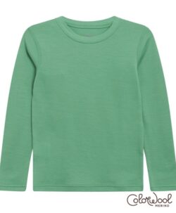 Myk og varm genser fra ColorWool Merino. Sitter fint i halsen og har litt ekstra lengde så den ikke glir opp. Laget av 95% merinoull og 5% polyamid. En super ullkvalitet som holder seg fint vask etter vask. Sertifisert med Standard 100 fra OEKO-TEX®.