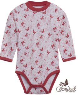 Myk og varm body fra ColorWool Merino med søte blomster og sommerfugler. Bodyen har knepping på skulderen og sitter fint i halsen så den lille ikke blir kald på brystet. Laget av 95% merinoull og 5% polyamid. En super ullkvalitet som holder seg fint vask etter vask. Sertifisert med Standard 100 fra OEKO-TEX®.