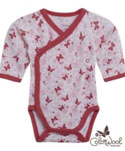 Myk og varm omslagsbody fra ColorWool Merino med søte blomster og sommerfugler. Praktisk skrå knepping gjør det lett å skifte på den lille. Laget av 95% merinoull og 5% polyamid. En super ullkvalitet som holder seg fint vask etter vask. Sertifisert med Standard 100 fra OEKO-TEX®.