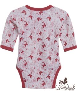 Myk og varm omslagsbody fra ColorWool Merino med søte blomster og sommerfugler. Praktisk skrå knepping gjør det lett å skifte på den lille. Laget av 95% merinoull og 5% polyamid. En super ullkvalitet som holder seg fint vask etter vask. Sertifisert med Standard 100 fra OEKO-TEX®.