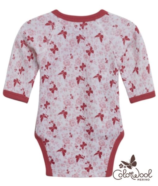 Myk og varm omslagsbody fra ColorWool Merino med søte blomster og sommerfugler. Praktisk skrå knepping gjør det lett å skifte på den lille. Laget av 95% merinoull og 5% polyamid. En super ullkvalitet som holder seg fint vask etter vask. Sertifisert med Standard 100 fra OEKO-TEX®.