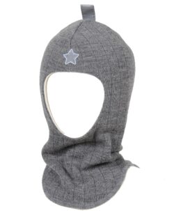 Varm og vindtett balaclava i ribbestrikk med refleks i stjernen og på toppen fra finske Kivat. Luen er strikket i 100% fin ull og foret med GOTS- sertifisert økologisk bomull. Luen har ekstra padding rundt ører og panne. Dette er en lue som du kan føle deg trygg på at barnet ikke blir kald i. Luen er slitesterk og kan fint kan gå i arv og varme flere. Laget i Finland. Vaskes i maskin på 30 grader ullprogram (vaskemiddel for ull/silke), strekkes litt i form og  tørkes flatt, men ikke på varmekabler siden temperaturforskjell krymper ull. Håndvask anbefales ikke siden det er vanskelig å få helt lik temperatur på vask og skylling.