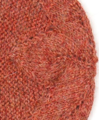 Nydelig mønsterstrikket lue i 100% alpakkaull fra danske HUTTEliHUT. Luen er håndstrikket av kvinner i Bolivia etter fair trade prinsippene. Alpakkaull er kjent for å være ekstra varmt, sterkt og mykt. Alpakkaull inneholder ikke lanolin. Luen vaskes fint på 30 grader ullprogram med vaskemiddel for ull/silke. Det er lurt å bruke vaskepose.