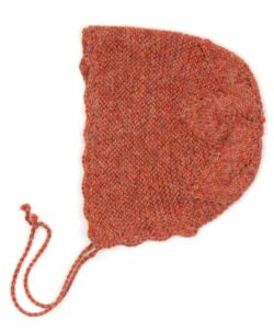 Nydelig mønsterstrikket lue i 100% alpakkaull fra danske HUTTEliHUT. Luen er håndstrikket av kvinner i Bolivia etter fair trade prinsippene. Alpakkaull er kjent for å være ekstra varmt, sterkt og mykt. Alpakkaull inneholder ikke lanolin. Luen vaskes fint på 30 grader ullprogram med vaskemiddel for ull/silke. Det er lurt å bruke vaskepose.