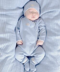 Nydelig hentesett til baby for en varm og myk start. Settet består av sparkedress, lue og tøfler i 100% merinoull. Ullplaggene er strikket helt uten sømmer og har vakre detaljer. Settet kommer i en fin gaveeske. Sertifisert med Woolmark og Standard 100 fra OEKO-TEX®. Kan maskinvaskes på 40° C ullvask.