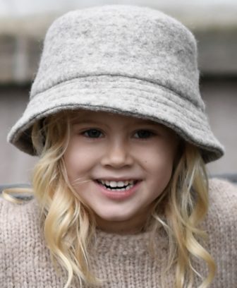 Varm bucket hat i tovet ull (80% ull og 20% polyamid) med øreflapper foret med myk bomullsvelour (80% bomull og 20% polyamid). Sitter godt på små hoder.