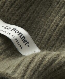 Beanie lue av høy kvalitet fra Le Bonnet Amsterdam. Luen er laget av 75% myk lammeull og 25% angora. Luen har et Caregora sertifikat som betyr at fibrene i plagget er av høyeste kvalitet og fra dyrehold med god dyrevelferd. Dette er en lue som varmer ekstra godt.  Både ullen i luen er fra Skottland og luen er strikket i Skottland etter gode håndverkstradisjoner. 
