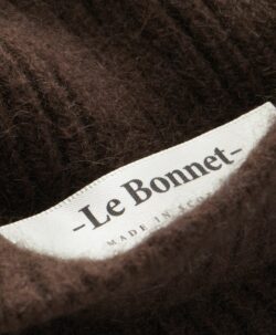 Beanie lue av høy kvalitet fra Le Bonnet Amsterdam. Luen er laget av 75% myk lammeull og 25% angora. Luen har et Caregora sertifikat som betyr at fibrene i plagget er av høyeste kvalitet og fra dyrehold med god dyrevelferd. Dette er en lue som varmer ekstra godt.  Både ullen i luen er fra Skottland og luen er strikket i Skottland etter gode håndverkstradisjoner. 