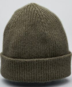 Beanie lue av høy kvalitet fra Le Bonnet Amsterdam. Luen er laget av 75% myk lammeull og 25% angora. Luen har et Caregora sertifikat som betyr at fibrene i plagget er av høyeste kvalitet og fra dyrehold med god dyrevelferd. Dette er en lue som varmer ekstra godt.  Både ullen i luen er fra Skottland og luen er strikket i Skottland etter gode håndverkstradisjoner. 
