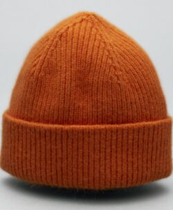 Beanie lue av høy kvalitet fra Le Bonnet Amsterdam. Luen er laget av 75% myk lammeull og 25% angora. Luen har et Caregora sertifikat som betyr at fibrene i plagget er av høyeste kvalitet og fra dyrehold med god dyrevelferd. Dette er en lue som varmer ekstra godt.  Både ullen i luen er fra Skottland og luen er strikket i Skottland etter gode håndverkstradisjoner. 