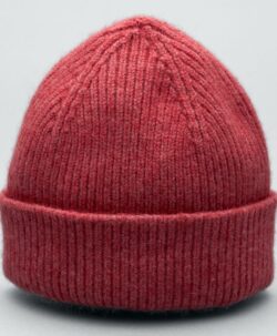 Beanie lue av høy kvalitet fra Le Bonnet Amsterdam. Luen er laget av 75% myk lammeull og 25% angora. Luen har et Caregora sertifikat som betyr at fibrene i plagget er av høyeste kvalitet og fra dyrehold med god dyrevelferd. Dette er en lue som varmer ekstra godt.  Både ullen i luen er fra Skottland og luen er strikket i Skottland etter gode håndverkstradisjoner. 