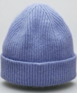 Beanie lue av høy kvalitet fra Le Bonnet Amsterdam. Luen er laget av 75% myk lammeull og 25% angora. Luen har et Caregora sertifikat som betyr at fibrene i plagget er av høyeste kvalitet og fra dyrehold med god dyrevelferd. Dette er en lue som varmer ekstra godt.  Både ullen i luen er fra Skottland og luen er strikket i Skottland etter gode håndverkstradisjoner. 
