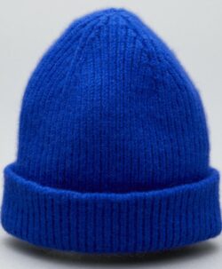 Beanie lue av høy kvalitet fra Le Bonnet Amsterdam. Luen er laget av 75% myk lammeull og 35% angora. Luen har et Caregora sertifikat som betyr at fibrene i plagget er av høyeste kvalitet og fra dyrehold med god dyrevelferd. Dette er en lue som varmer ekstra godt.  Både ullen i luen er fra Skottland og luen er strikket i Skottland etter gode håndverkstradisjoner. 