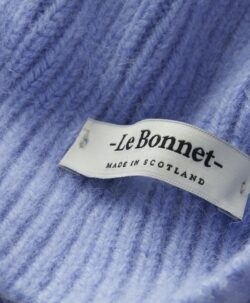 Beanie lue av høy kvalitet fra Le Bonnet Amsterdam. Luen er laget av 75% myk lammeull og 25% angora. Luen har et Caregora sertifikat som betyr at fibrene i plagget er av høyeste kvalitet og fra dyrehold med god dyrevelferd. Dette er en lue som varmer ekstra godt.  Både ullen i luen er fra Skottland og luen er strikket i Skottland etter gode håndverkstradisjoner. 