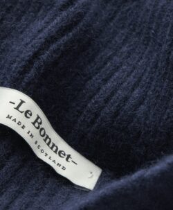 Beanie lue av høy kvalitet fra Le Bonnet Amsterdam. Luen er laget av 75% myk lammeull og 25% angora. Luen har et Caregora sertifikat som betyr at fibrene i plagget er av høyeste kvalitet og fra dyrehold med god dyrevelferd. Dette er en lue som varmer ekstra godt.  Både ullen i luen er fra Skottland og luen er strikket i Skottland etter gode håndverkstradisjoner. 