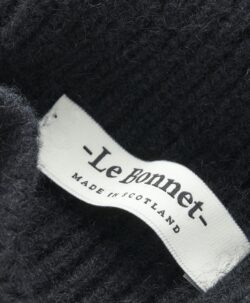 Beanie lue av høy kvalitet fra Le Bonnet Amsterdam. Luen er laget av 75% myk lammeull og 25% angora. Luen har et Caregora sertifikat som betyr at fibrene i plagget er av høyeste kvalitet og fra dyrehold med god dyrevelferd. Dette er en lue som varmer ekstra godt.  Både ullen i luen er fra Skottland og luen er strikket i Skottland etter gode håndverkstradisjoner. 