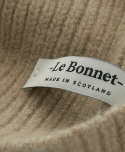 Beanie lue av høy kvalitet fra Le Bonnet Amsterdam. Luen er laget av 75% myk lammeull og 25% angora. Luen har et Caregora sertifikat som betyr at fibrene i plagget er av høyeste kvalitet og fra dyrehold med god dyrevelferd. Dette er en lue som varmer ekstra godt.  Både ullen i luen er fra Skottland og luen er strikket i Skottland etter gode håndverkstradisjoner. 