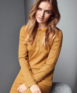 Supert kose sett med genser og longs i myk ull/bambusviskose fra Claire Woman. Longsen har bred strikk og god høyde i livet. Genseren har en fin knappestolpe som gjør den litt mer kledd. En stødig og tettstrikket ullkvalitet med bambusviskose innerst og merinoull ytterst (50% merinoull, 45% ull/bambusviskose og 5% polyamid) som er garantert kløfri. Claire Woman er kjent for høy kvalitet og ansvarlig produksjon i alle ledd. Sertifisert med Øko-Tex 100®.