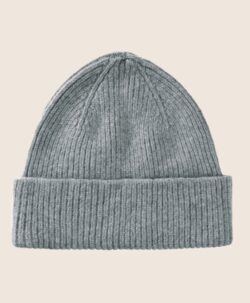Beanie lue av høy kvalitet fra Le Bonnet Amsterdam. Luen er laget av 75% myk lammeull og 25% angora. Luen har et Caregora sertifikat som betyr at fibrene i plagget er av høyeste kvalitet og fra dyrehold med god dyrevelferd. Dette er en lue som varmer ekstra godt.  Både ullen i luen er fra Skottland og luen er strikket i Skottland etter gode håndverkstradisjoner. 