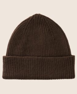 Beanie lue av høy kvalitet fra Le Bonnet Amsterdam. Luen er laget av 75% myk lammeull og 25% angora. Luen har et Caregora sertifikat som betyr at fibrene i plagget er av høyeste kvalitet og fra dyrehold med god dyrevelferd. Dette er en lue som varmer ekstra godt.  Både ullen i luen er fra Skottland og luen er strikket i Skottland etter gode håndverkstradisjoner. 