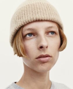 Beanie lue av høy kvalitet fra Le Bonnet Amsterdam. Luen er laget av 75% myk lammeull og 25% angora. Luen har et Caregora sertifikat som betyr at fibrene i plagget er av høyeste kvalitet og fra dyrehold med god dyrevelferd. Dette er en lue som varmer ekstra godt.  Både ullen i luen er fra Skottland og luen er strikket i Skottland etter gode håndverkstradisjoner. 