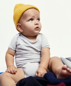 Beanie lue av høy kvalitet fra Le Bonnet Amsterdam. Luen er laget av 75% myk lammeull og 25% angora. Luen har et Caregora sertifikat som betyr at fibrene i plagget er av høyeste kvalitet og fra dyrehold med god dyrevelferd. Dette er en lue som varmer ekstra godt.  Både ullen i luen er fra Skottland og luen er strikket i Skottland etter gode håndverkstradisjoner. 