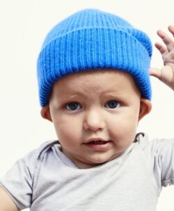 Beanie lue av høy kvalitet fra Le Bonnet Amsterdam. Luen er laget av 75% myk lammeull og 25% angora. Luen har et Caregora sertifikat som betyr at fibrene i plagget er av høyeste kvalitet og fra dyrehold med god dyrevelferd. Dette er en lue som varmer ekstra godt.  Både ullen i luen er fra Skottland og luen er strikket i Skottland etter gode håndverkstradisjoner. 
