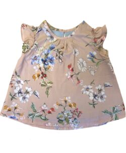 Søt kjole med rysjer på ermene i eksklusiv bomulls sateng fra danske Christina Rohde. Kjolen er foret med tynn ull jersey (60% ull, 35% polyester og 5% elastan). Når den lille vokser kan kjolen bli til en tunika. Christina Rohde har spesiallaget denne kjolen for ColorWool.